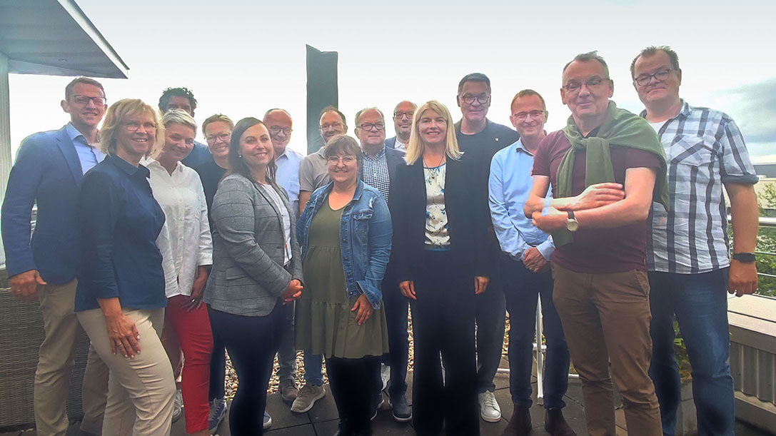 Gruppenfoto mit mehreren ICN Mitarbeitern mit Oberbürgermeister Westphal