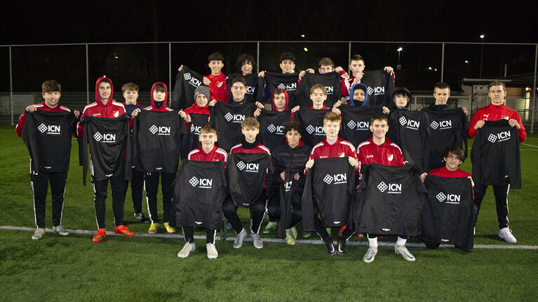 junge Fußballmannschaft mit ICN Trikots in der Hand 
