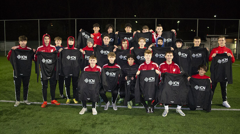 junge Fußballmannschaft mit ICN Trikots in der Hand 