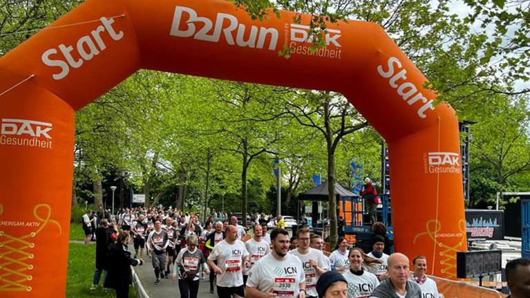 Viele Menschen laufen über das Ziel beim B2Run 