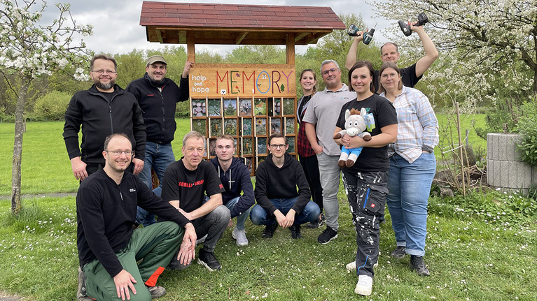 ICN Mitarbeiter Gruppenfoto bei der help and hope Stiftung 