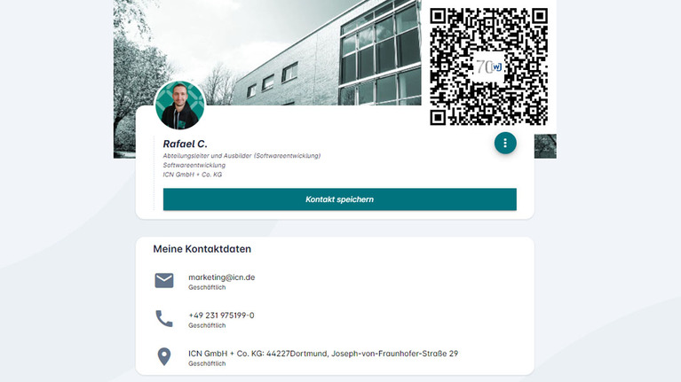 digitale Visitenkarte mit einem Schwarz-Weiß-Foto eines Gebäudes als Kopfzeile, einem runden Profilbild einer Person, Kontaktinformationen und einem QR-Code oben rechts 