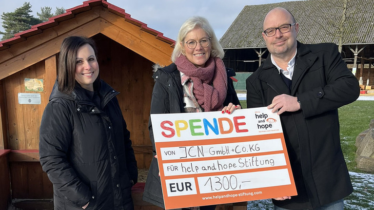 3 Personen mit einer Spendenbescheinigung über 1300 Euro für die help and hope Stiftung in der Hand 