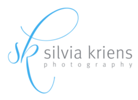 Das Logo zeigt das türkisfarbene, geschwungene Monogramm "SK" links neben dem grauen Schriftzug "silvia kriens photography"