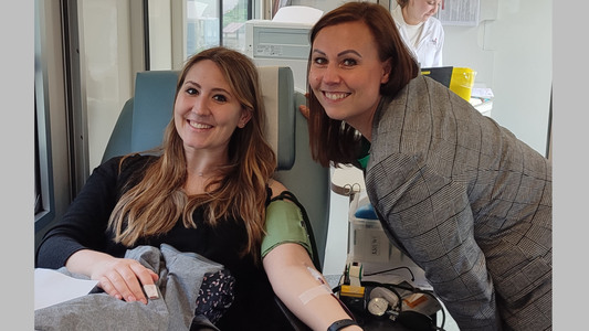 2 Personen beim Blutspenden 