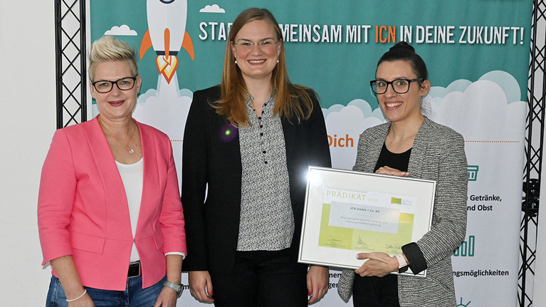 3 Personen mit einer Auszeichnung vom Dortmunder Personalmanagement Prädikat von NEW DEALS in der Hand 