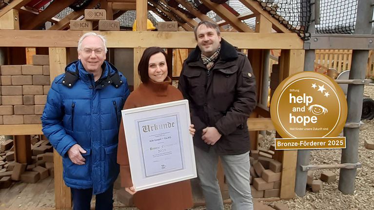 3 Personen mit Urkunde von der help and hope Stiftung 