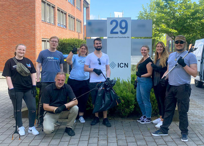 Gruppenfoto vor dem ICN Schild nach dem Müllsammeln 