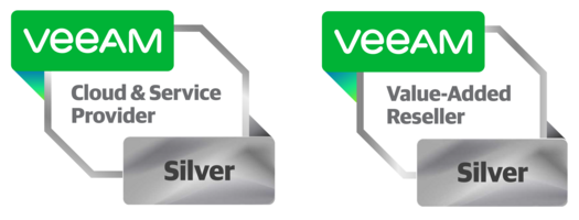 Zwei Veeam Partner-Siegel, beide mit einem grünen veeAM-Banner und der Bezeichnung "Silver", wobei das linke einen "Cloud & Service Provider" und das rechte einen "Value-Added Reseller" ausweist