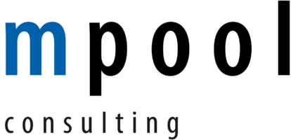 Das Logo zeigt einen großen, blauen Buchstaben "m" über dem grauen Schriftzug "consulting"