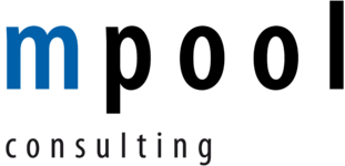 Das Logo zeigt einen großen, blauen Buchstaben "m" über dem grauen Schriftzug "consulting"