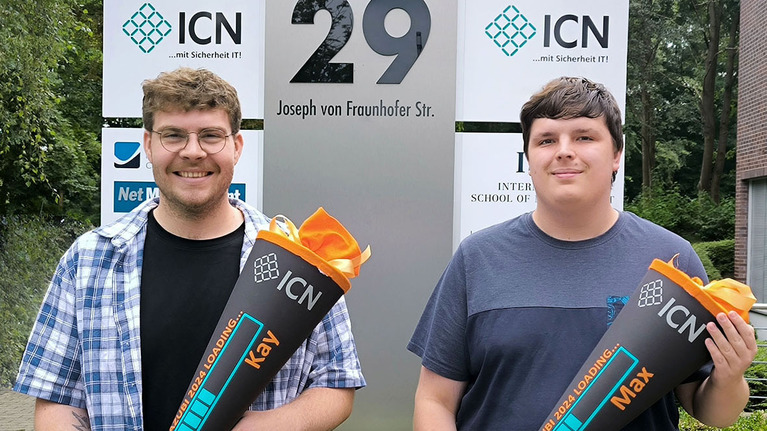 2 neue Azubis 2024 mit Schultüte in der Hand