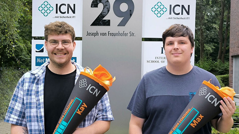2 neue Azubis 2024 mit Schultüte in der Hand