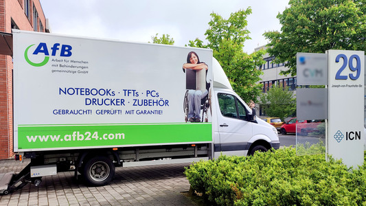 LKW mit Werbeanzeige für AfB GmbH für gebrauchte und geprüfte Notebooks, TFTs, PCs und Drucker, Zubehör 